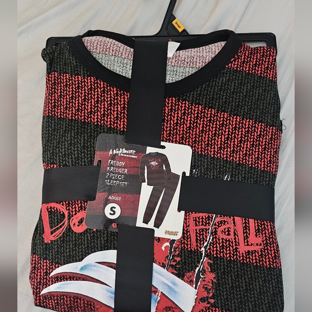 NWT Spirit Halloween Freddy Kreuger Striped Pajama set UNISEX Adult, Teen SMALL